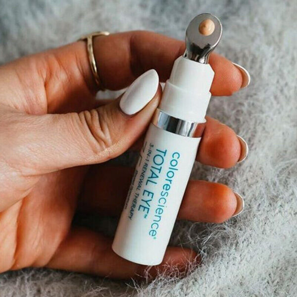 Colorescience Total Eye 3-in-1 Renewal Therapy SPF 35 Full size Medium - Image 3